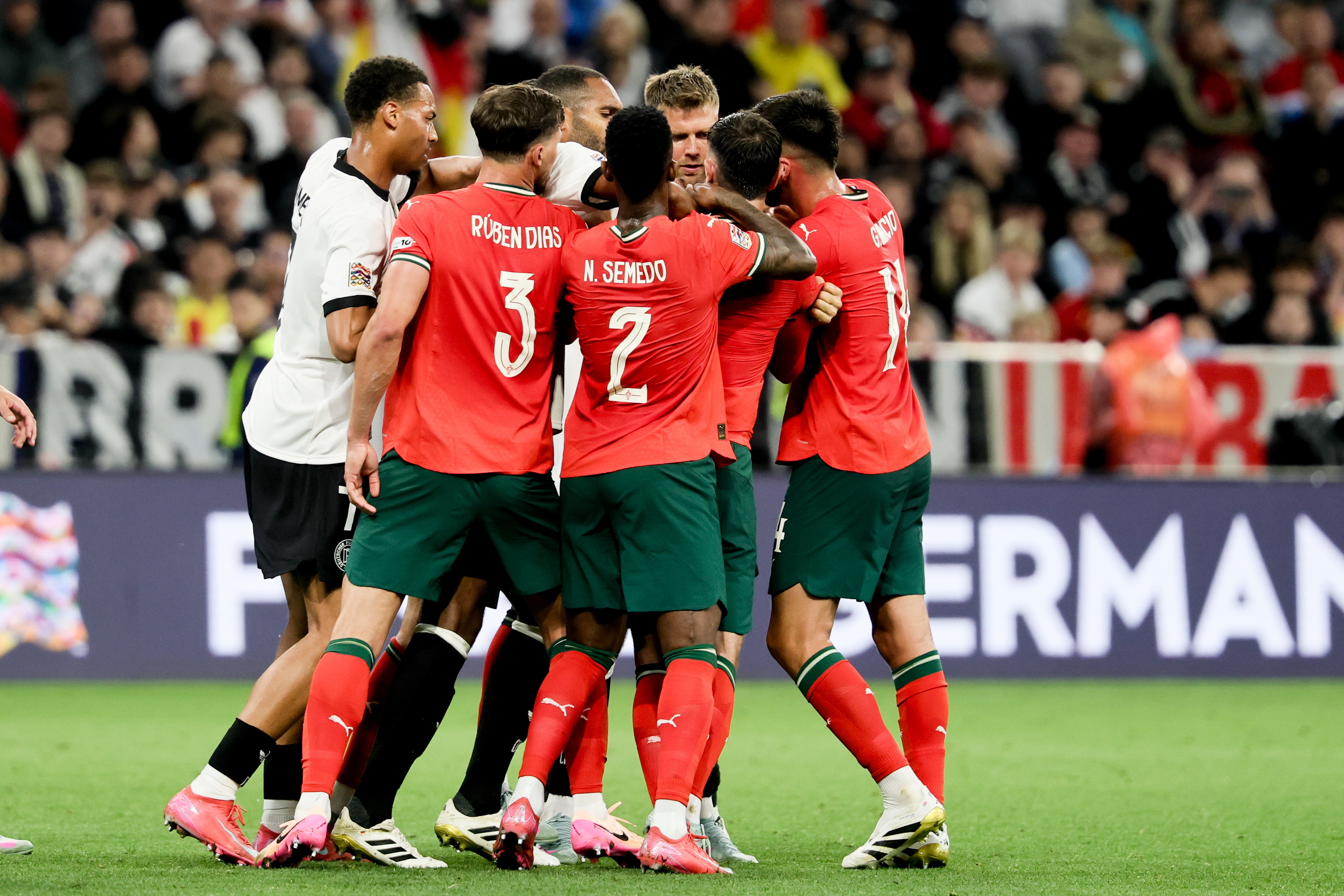 ju11.co-欧国联赛事精彩纷呈，豪门球队争夺荣耀