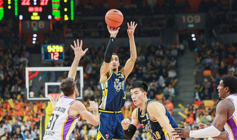 球员表现出色，疯狂攻击助球队扩大领先优势的简单介绍